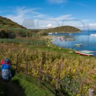 photo de paysage prise sur l'islamophobie del sol. Une femme en habit traditionnel longe un champ au bord de l'eau
